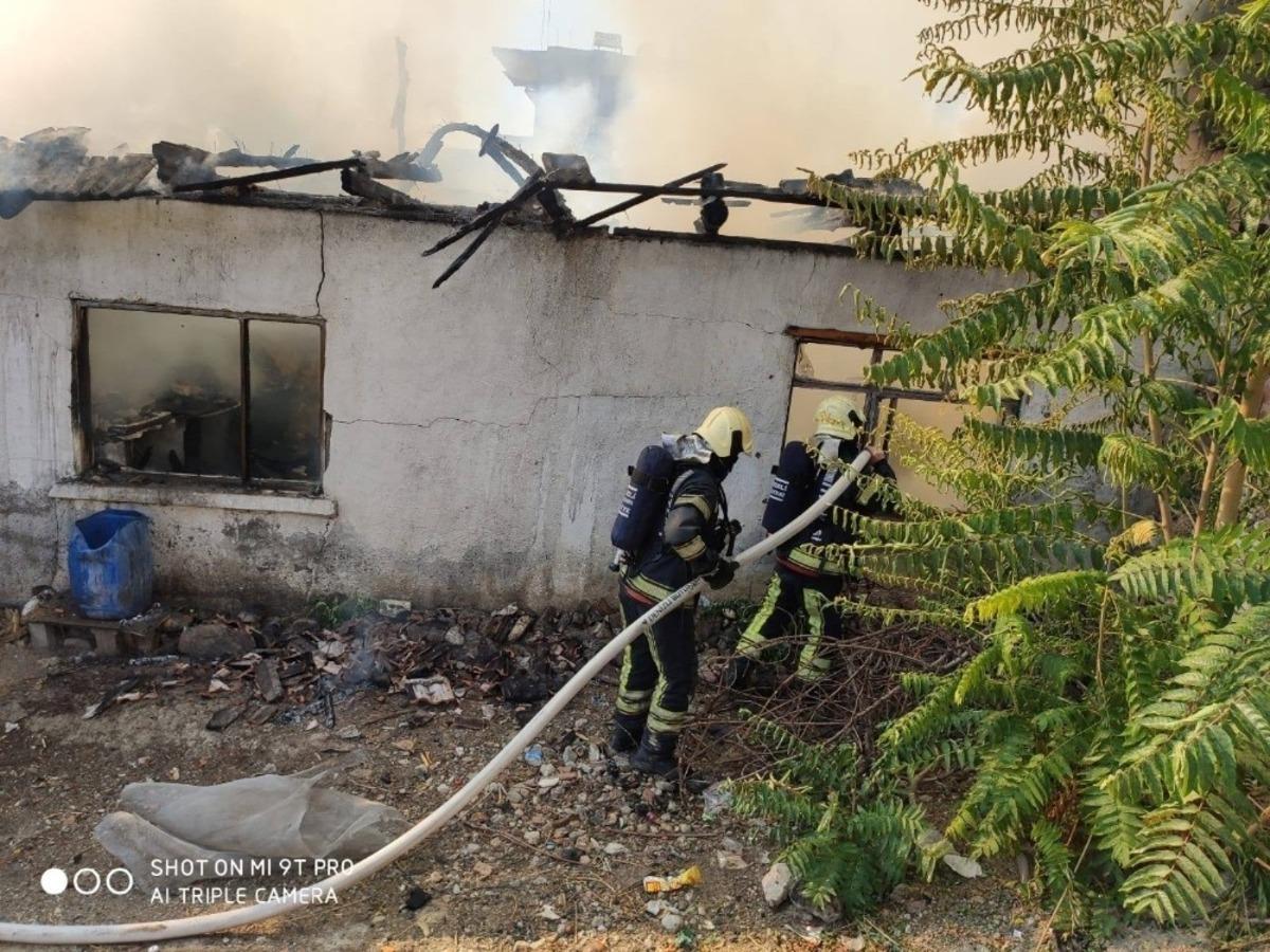 Denizli&rsquo;de 2 ev yangından sonra kullanılmaz hale geldi