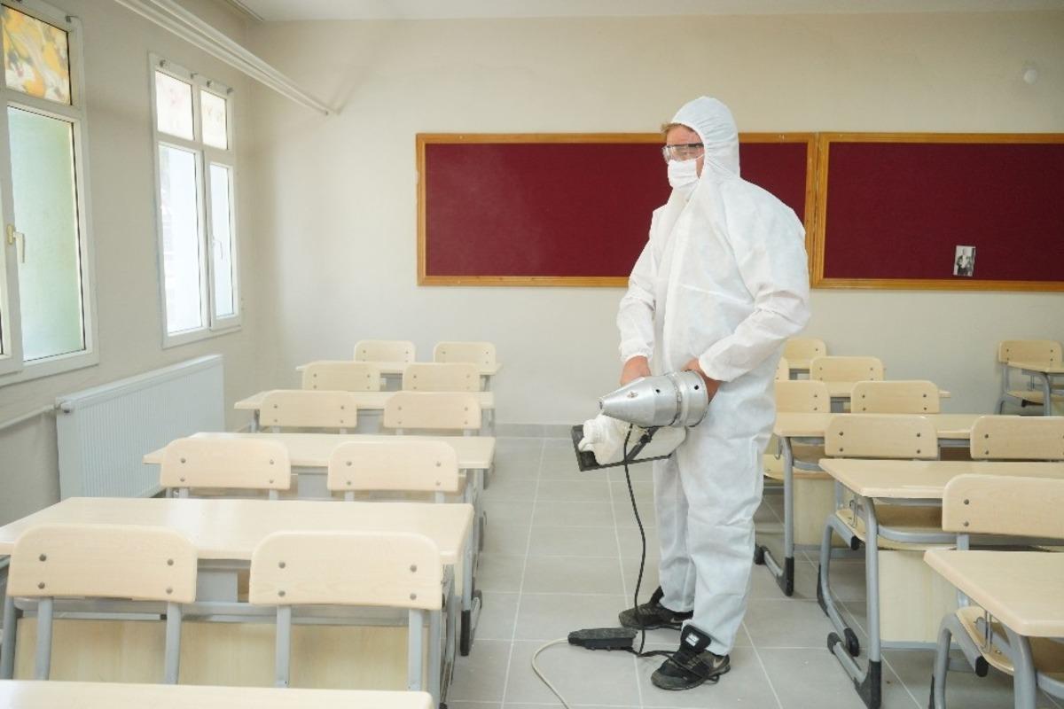 Ayvalık&rsquo;ta okullara d&uuml;zenli dezenfeksiyon