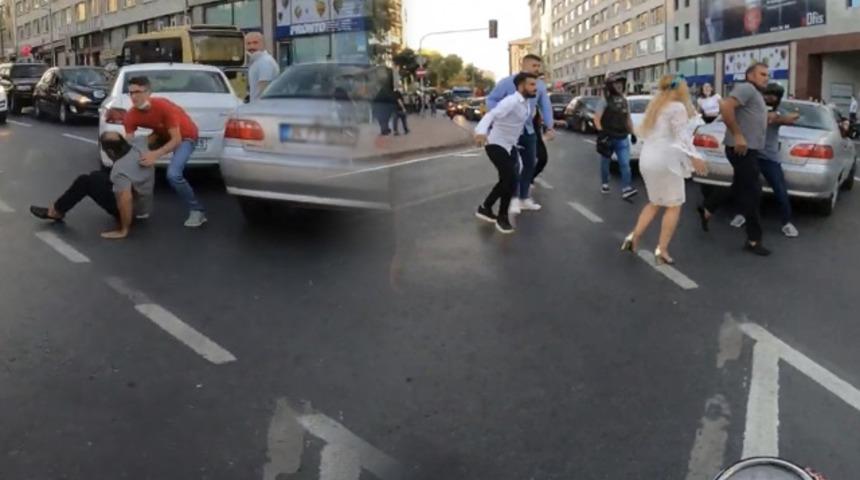 İstanbul'da yol verme kavgası! Birbirlerine girdiler