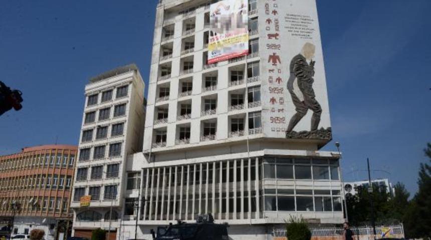 Diyarbakır'da 'G&uuml;neydoğu'nun g&ouml;kdeleni' yıkılıyor