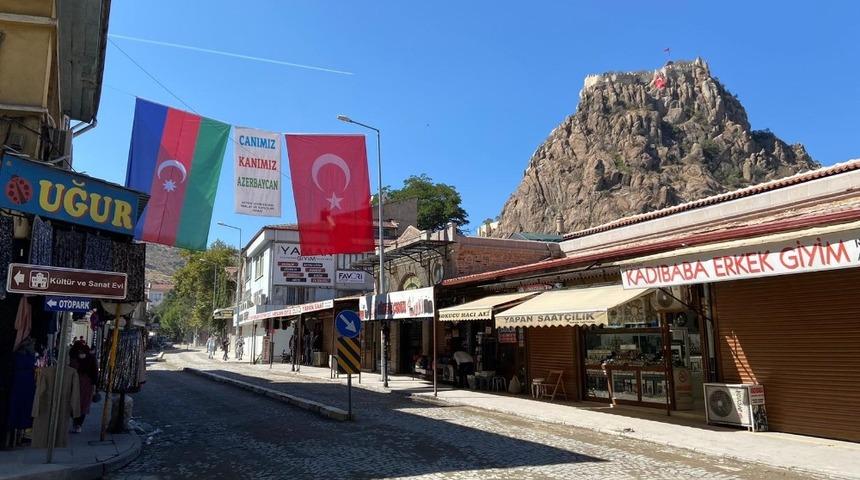 Afyonkarahisar caddeleri Azerbaycan ve T&uuml;rk bayrakları ile donatıldı