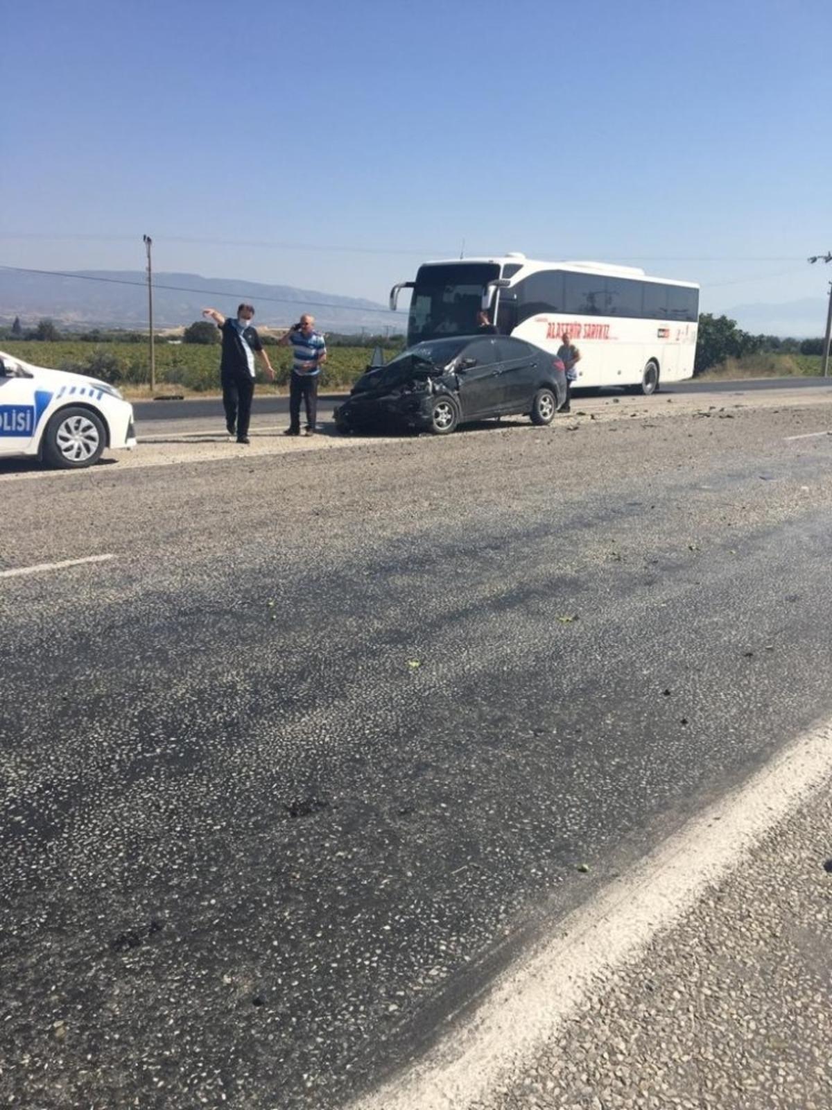 Karşı şeritlerden gelen ara&ccedil;lar kafa kafaya &ccedil;arpıştı: 1&rsquo;i ağır 3 yaralı