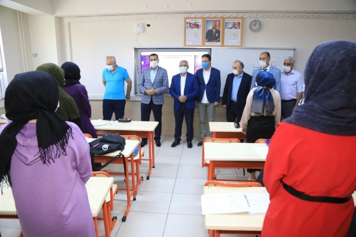 Y&uuml;z y&uuml;ze eğitime başlayan &ouml;ğrencilere moral ziyareti