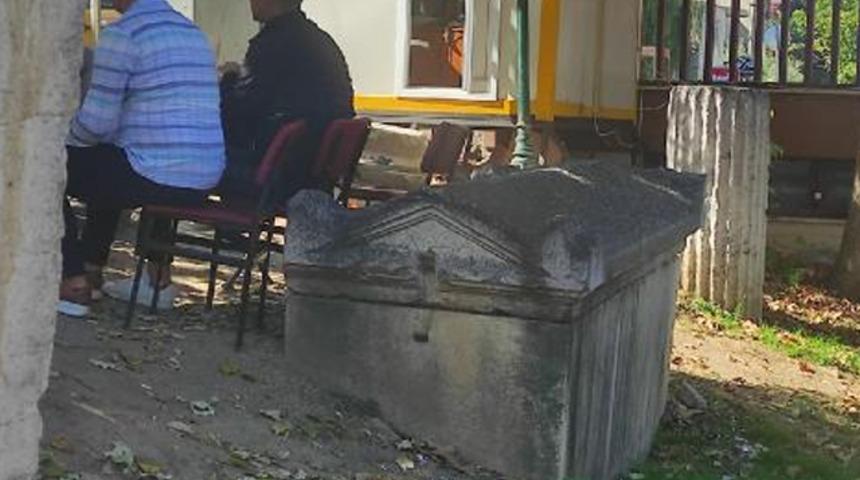 Taksi durağındaki 2 bin yıllık lahit müzeye kaldırıldı