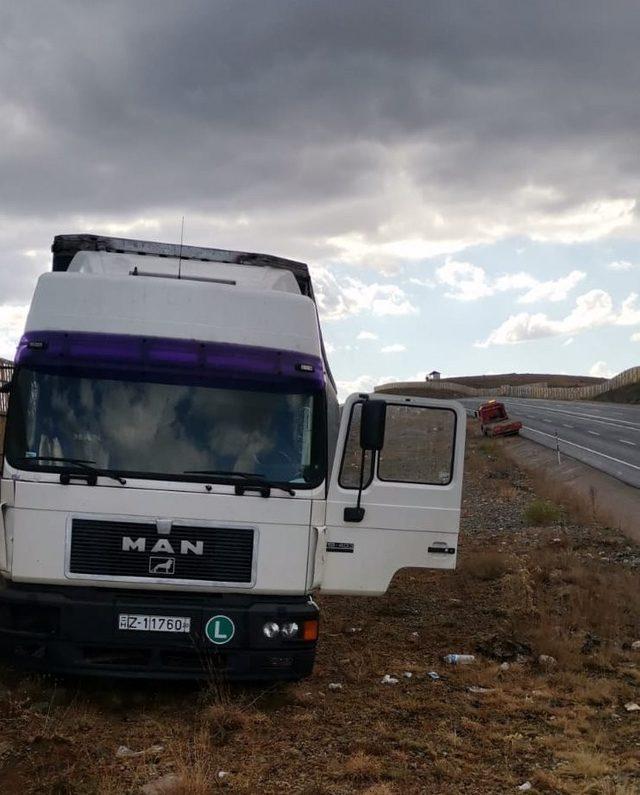 Freni patlayan tır kaçış rampasında durdu