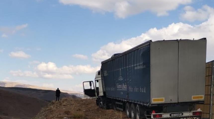 Freni patlayan tır ka&ccedil;ış rampasında durdu