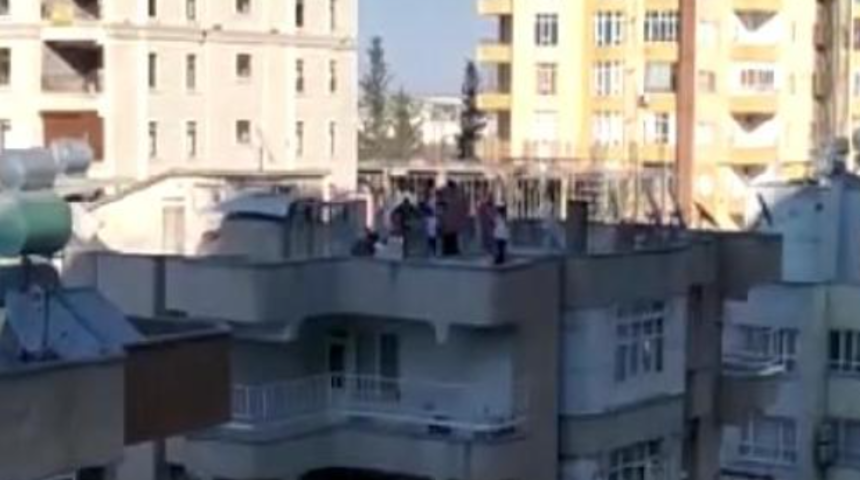 Şanlıurfa’da apartman çatısında halaya ceza