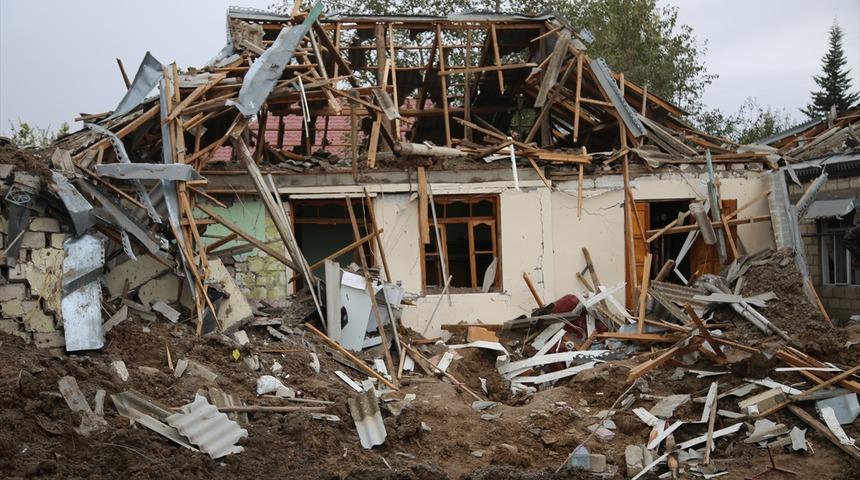 Ermenistan'ın f&uuml;ze saldırısında isabet alan evinin enkazından ailesini elleriyle kazıyarak kurtardı