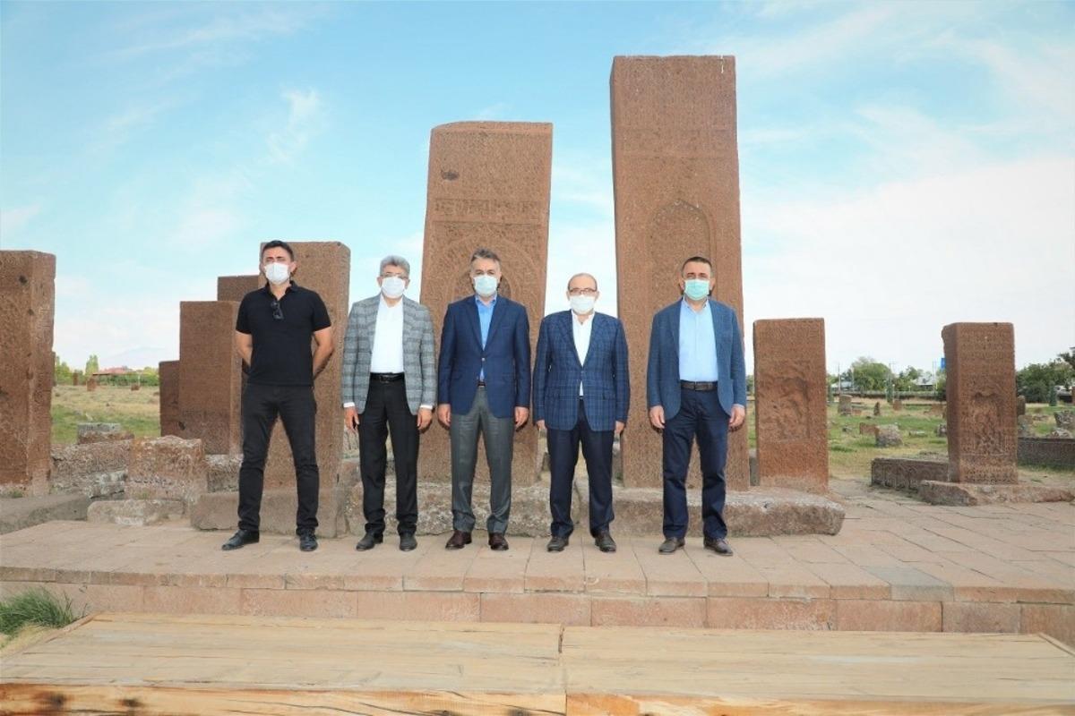 Vali &Ccedil;ağatay, Trabzon, Van ve Siirt Valilerine Sel&ccedil;uklu Mezarlığını gezdirdi