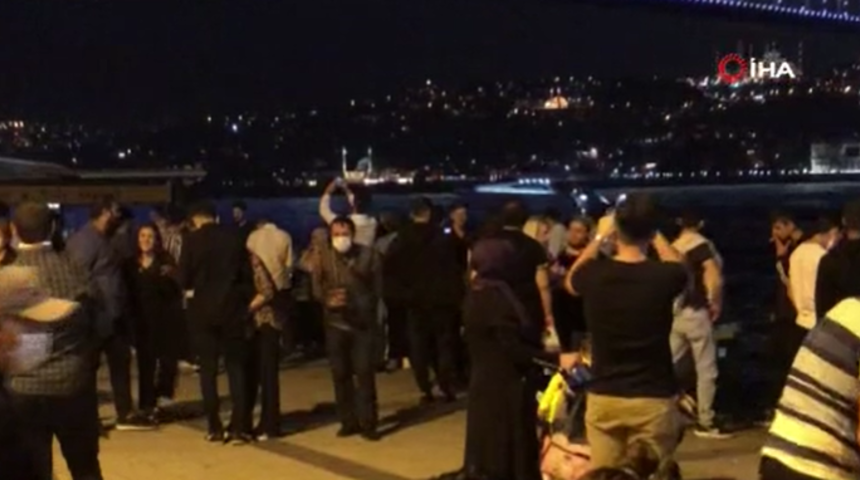 Ortak&ouml;y sahili tıklım tıklım! Koronavir&uuml;s &ouml;nlemleri hi&ccedil;e sayıldı