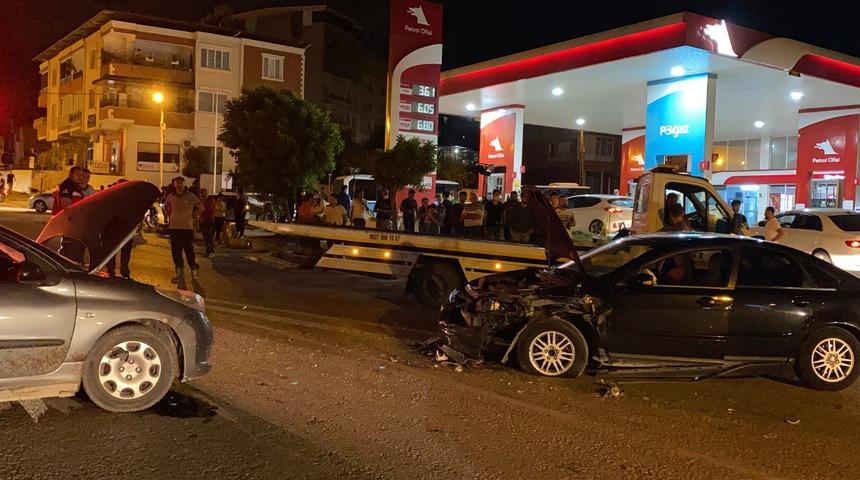 Hatay'da iki otomobil birbirine girdi: 2 yaralı