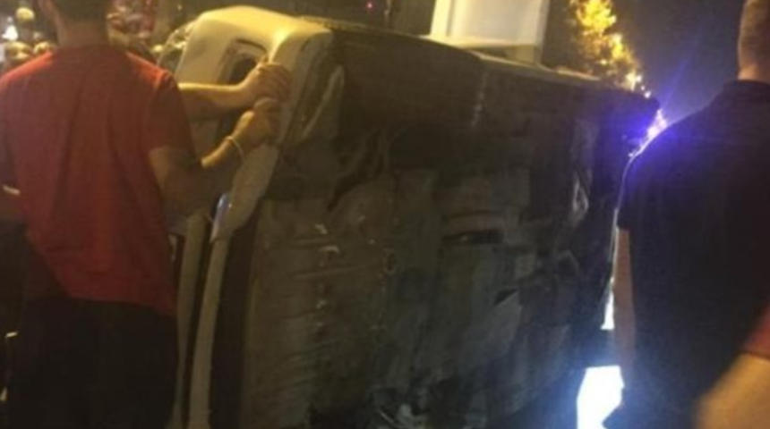 Maltepe'de l&uuml;ks otomobil takla attı: Yaralılar var