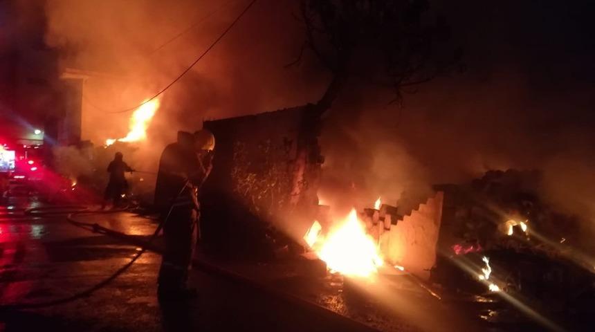İzmir’de hurdalık alanda korkutan yangın