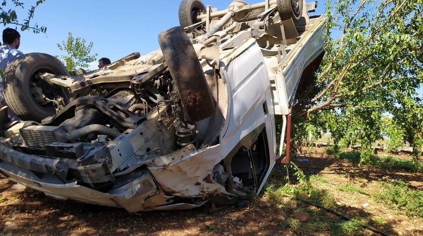 Rampa &ccedil;ıkan kamyonet takla attı: 3 yaralı