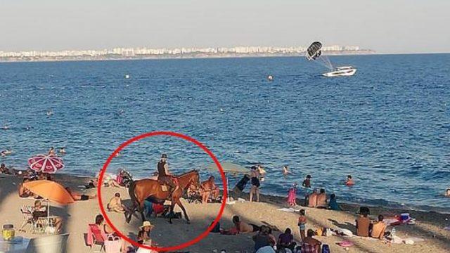 Gören şaşkına döndü! Kovboy şapkası takıp, atını denize sürdü