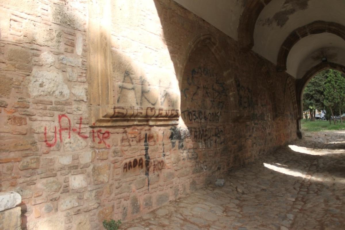 2,5 asırlık tarihi K&uuml;lliye, karalama duvarı haline geldi