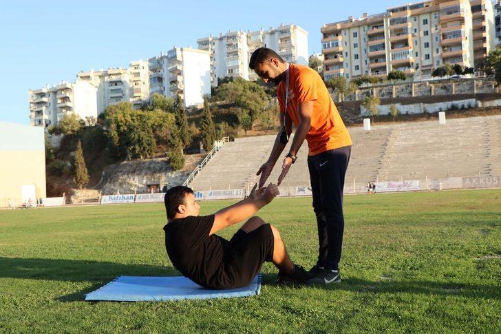 Kuşadalı otizmli genç mücadeleci ruhuyla örnek oluyor G1