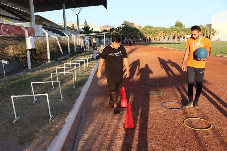 Kuşadalı otizmli genç mücadeleci ruhuyla örnek oluyor G3