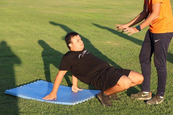 Kuşadalı otizmli genç mücadeleci ruhuyla örnek oluyor G4