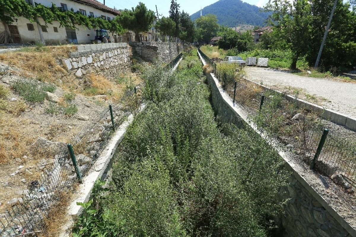 Sel baskınlarına karşı 2 bin 600 metrelik kanal temizlendi