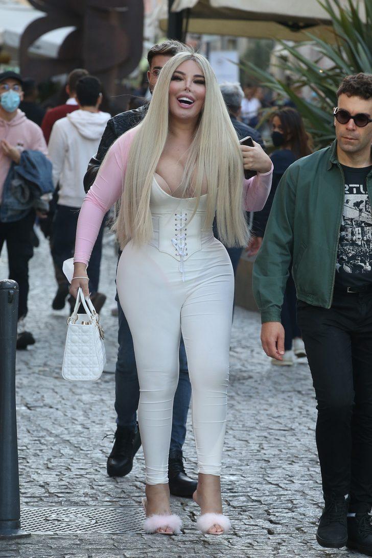 'Ken Bebek' Jessica Alves geçtiğimiz yıl kadın olmuştu! Sokakta aşka geldi  G4