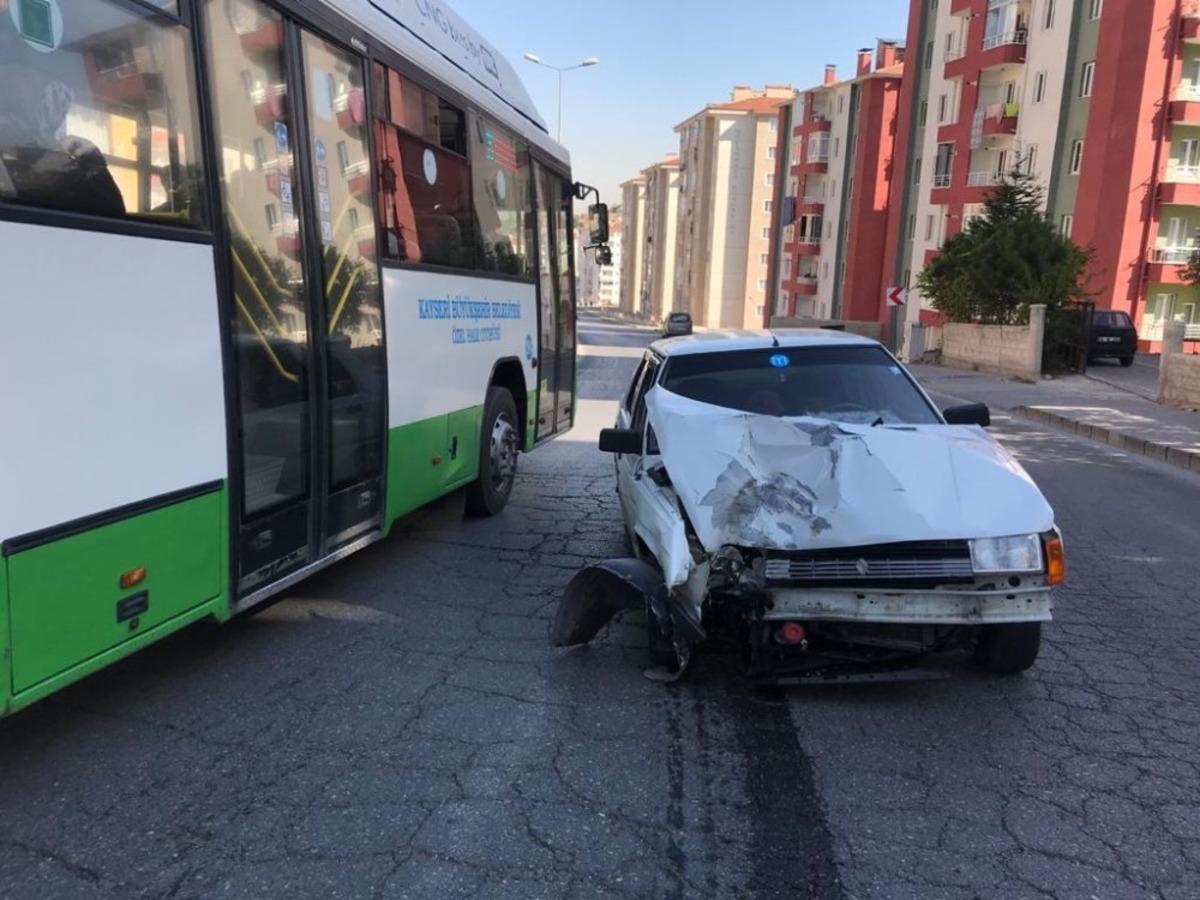 Otomobil aydınlatma direğine &ccedil;arptı: 2 yaralı