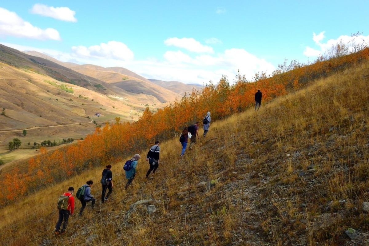 Tarihi k&ouml;y odalarına ulaşmak i&ccedil;in 18 kilometre y&uuml;r&uuml;d&uuml;ler