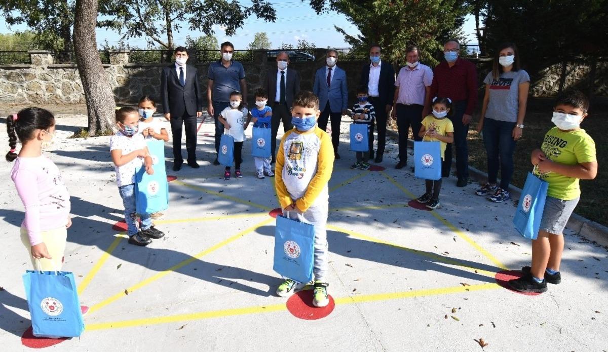 &Ouml;ğrencilere kırtasiye ve maske dağıtıldı