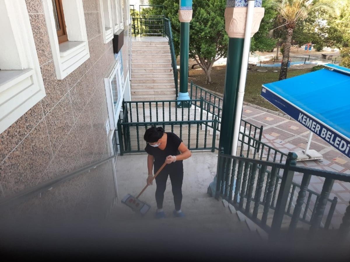 Kemer&rsquo;de camiler temizlendi