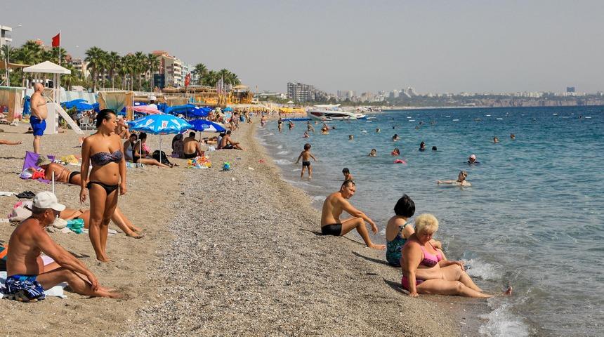 Konyaaltı Sahili'nde sıcak havanın tadını turistler çıkardı