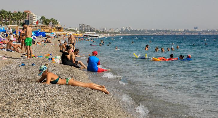Antalya'da Konyaaltı Sahili turistlere kaldı