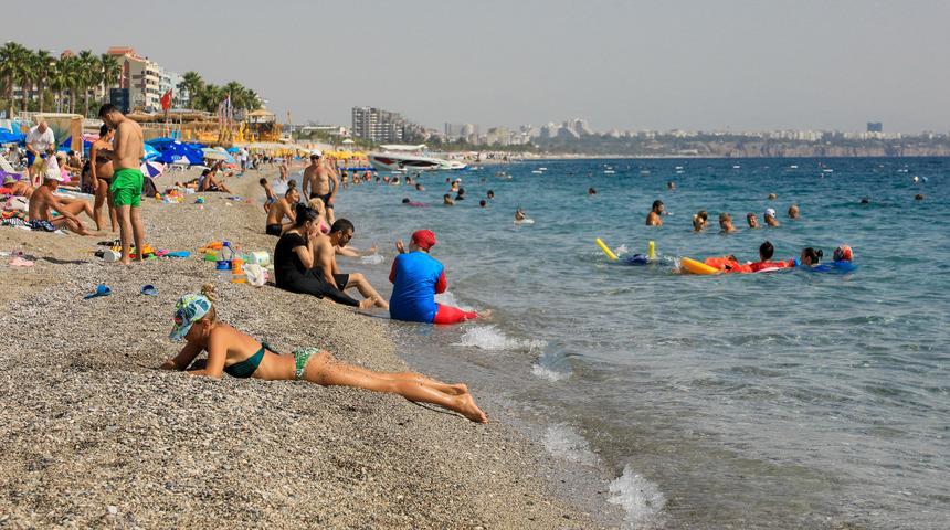 Antalya'da Konyaaltı Sahili turistlere kaldı