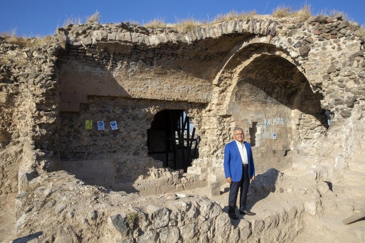 Sel&ccedil;uklu D&ouml;nemi anıt eserlerinden 800 yıllık Kızıl K&ouml;şk&rsquo;te &ccedil;alışma başlatıldı