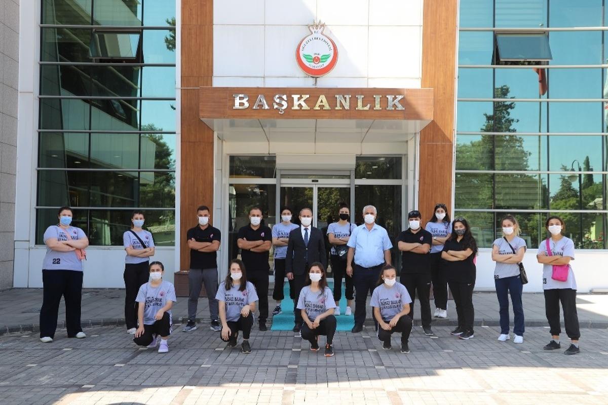 Başkan Kılı&ccedil;&rsquo;tan kadın hentbol takımına destek