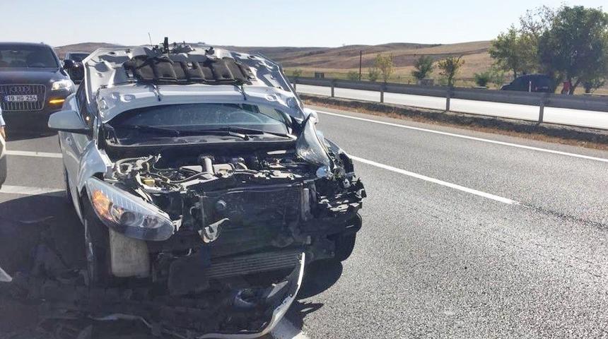 K&ouml;peğe &ccedil;arpan otomobil hurdaya d&ouml;nd&uuml;