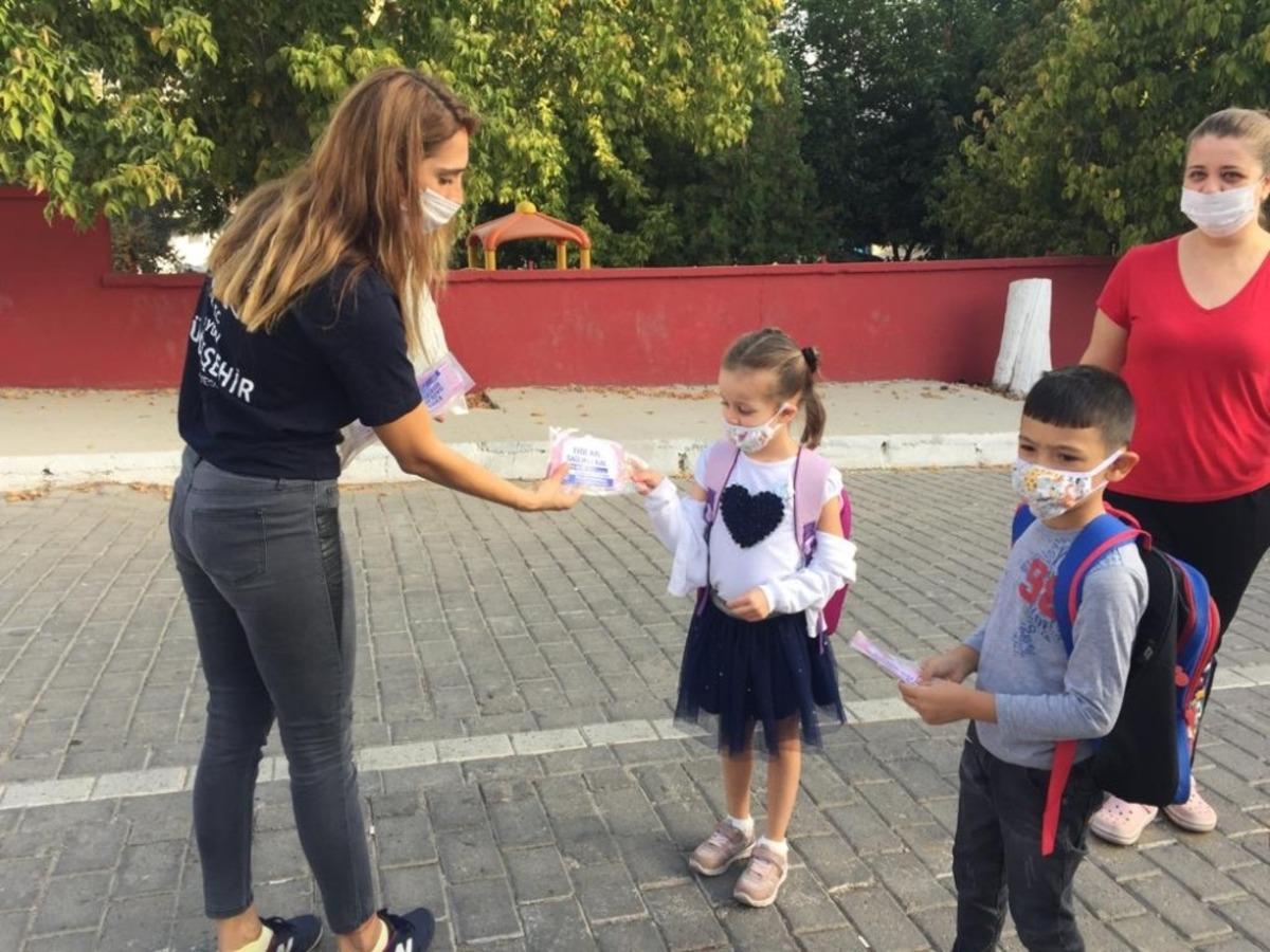 Aydın B&uuml;y&uuml;kşehir Belediyesi k&uuml;&ccedil;&uuml;klere maske dağıtmaya devam ediyor