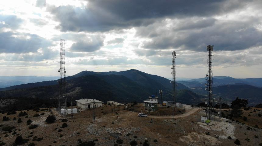 Aylardır n&ouml;bet tutuyor! Tek başına Uludağ'ı g&ouml;zl&uuml;yor