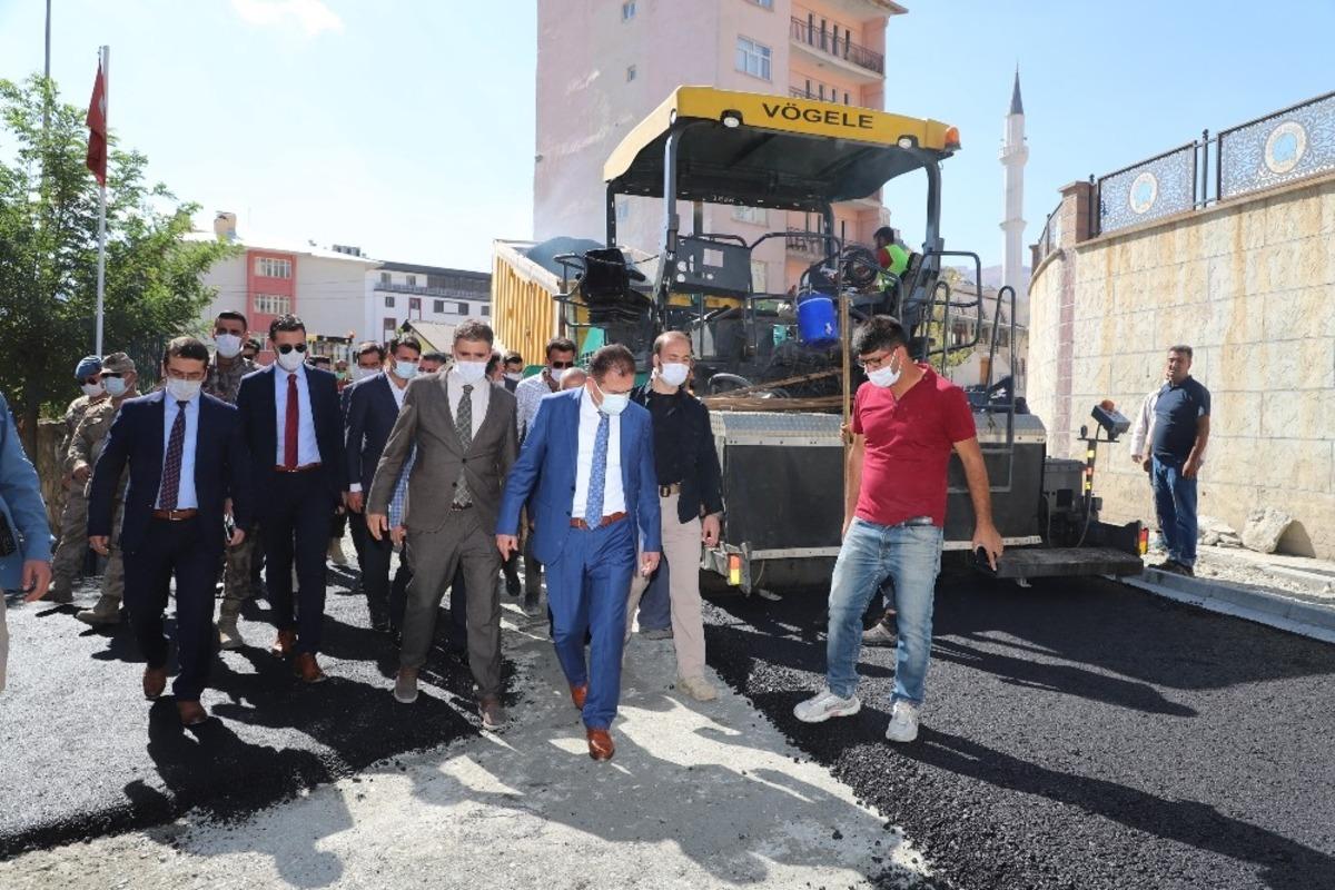 Vali Akbıyık, asfalt &ccedil;alışmalarını denetledi