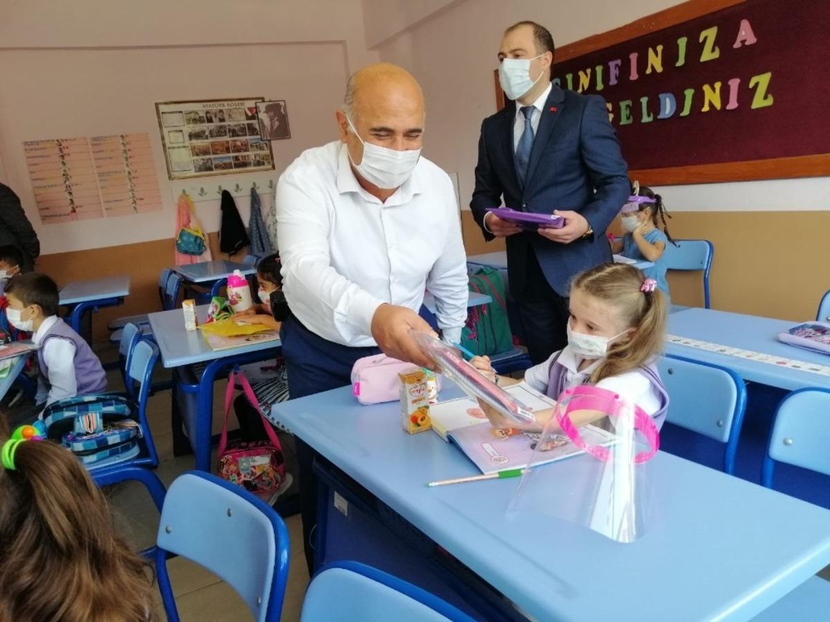 Kaymakam &Ccedil;elik ve Başkan &Uuml;nl&uuml;&rsquo;den okul ziyaretleri
