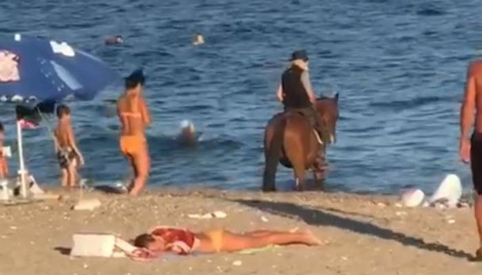 Burası Antalya! Atıyla denize giren kovboy şaşkına çevirdi