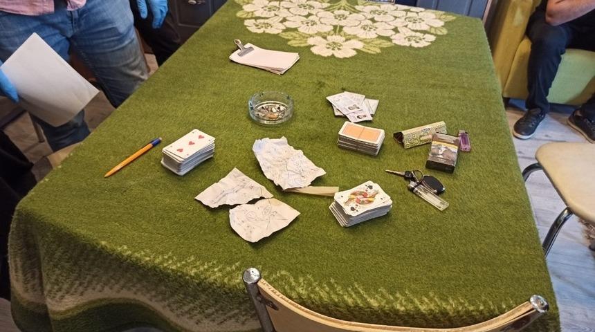 Kiraladıkları evde kumar oynayan 5 kişi yakalandı