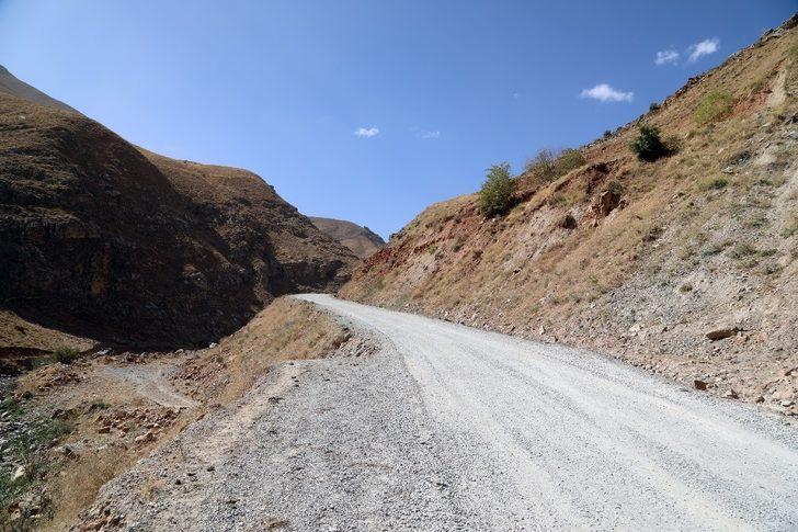 Van Büyükşehir, Bahçesaray’ın mahallelerini asfaltlıyor G4