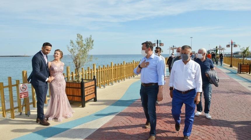 O iskele yeni &ccedil;iftlerin fotoğraf st&uuml;dyosu oldu