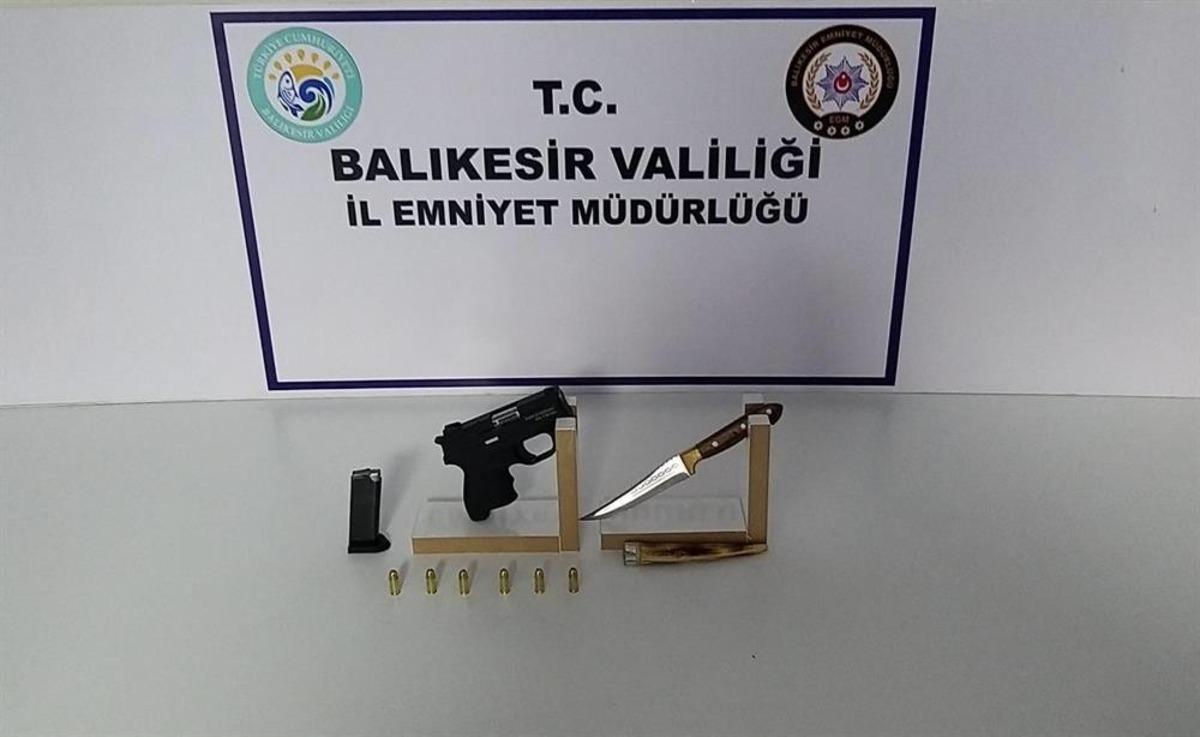 Balıkesir&rsquo;de polis 13 aranan şahıs ve &ccedil;ok sayıda silah yakaladı