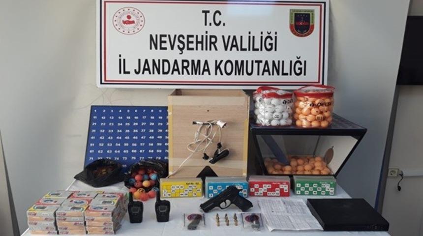 Koronavir&uuml;s&uuml; hi&ccedil;e saydılar, kumar oynarken basıldılar