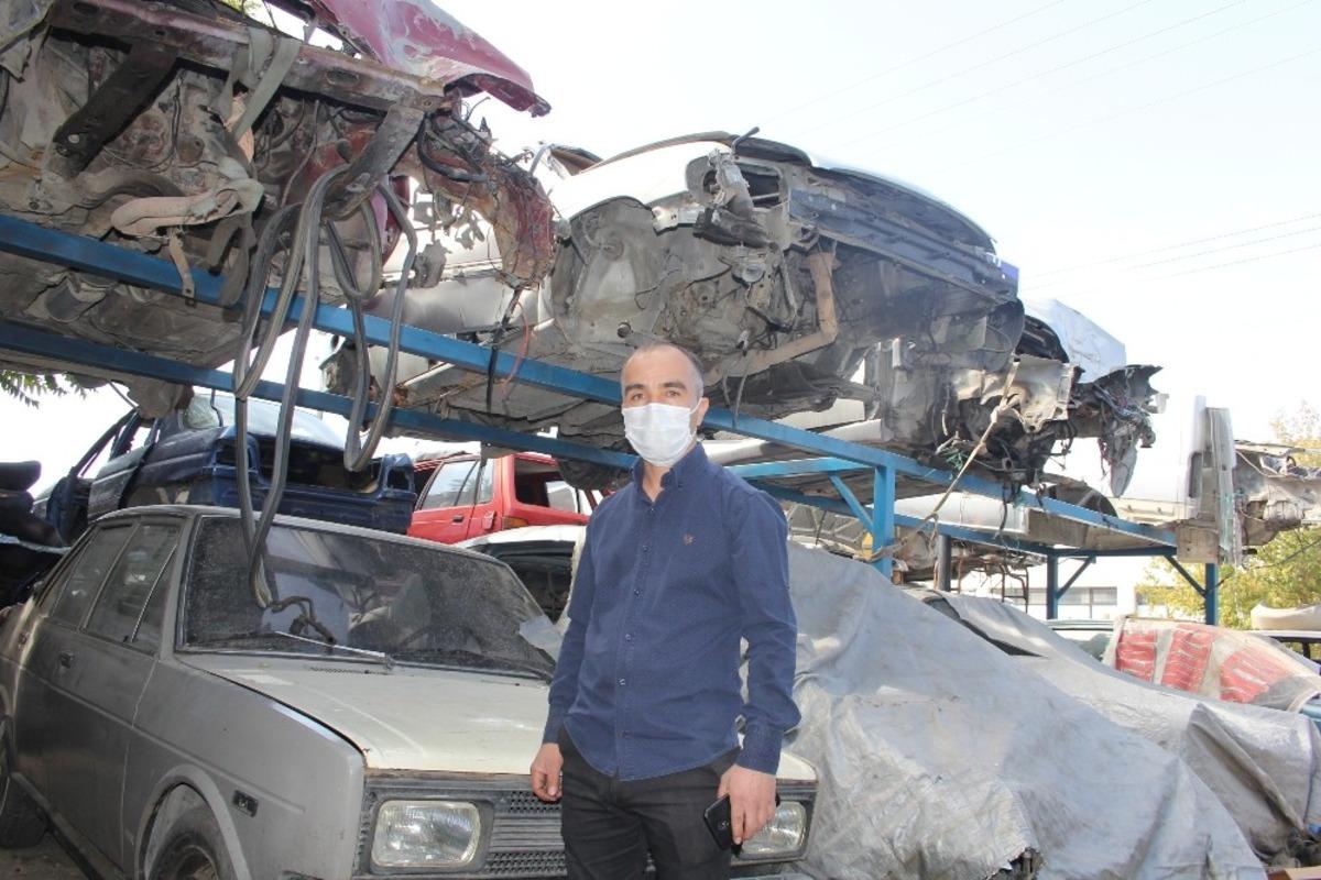 Otomotiv sekt&ouml;r&uuml;nde yaşadığı yedek par&ccedil;a sorununa hurda ara&ccedil;ları par&ccedil;alayarak &ccedil;&ouml;z&uuml;m buldu