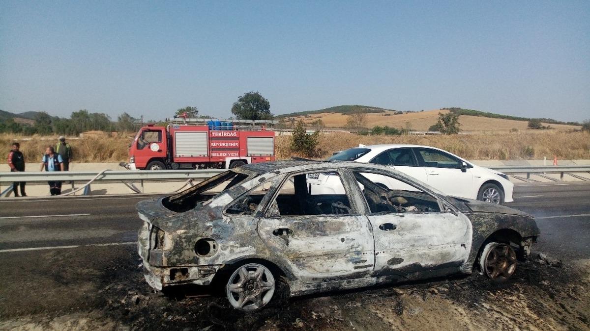 2 kişinin yanmaktan son anda kurtulduğu ara&ccedil; yangını kamerada