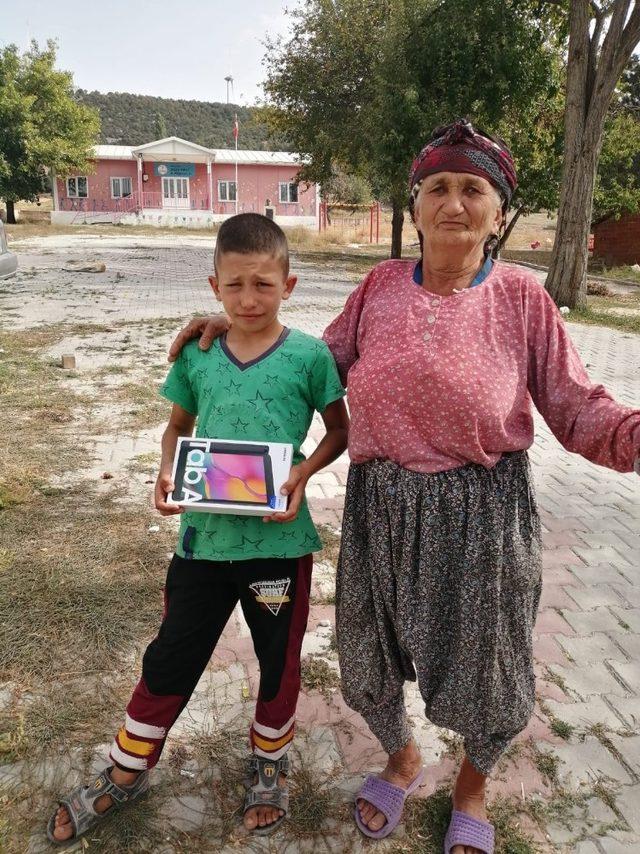 Maden işçileri köy okulu çocuklarına tablet bağışladı