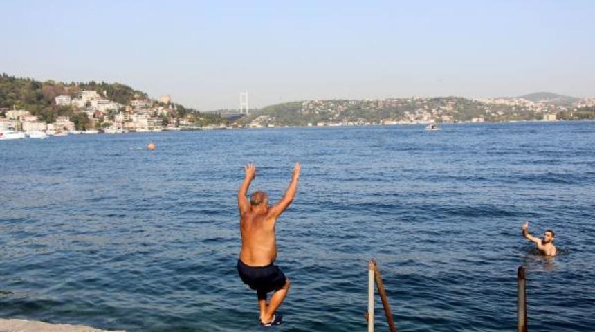 İstanbul'da yazdan kalma hava! Soluğu denizde aldılar