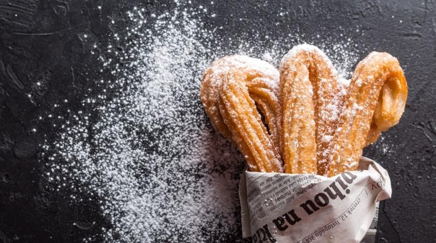 Tar&ccedil;ın ve &Ccedil;ikolatayla Neşelenen İspanyol Lezzeti: Churros Tarifi